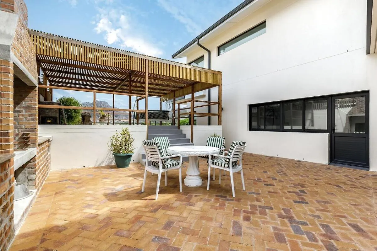 Beachfront 3 Bed With Bbq Area, Wi-Fi And Parking Hout Bay 0*,